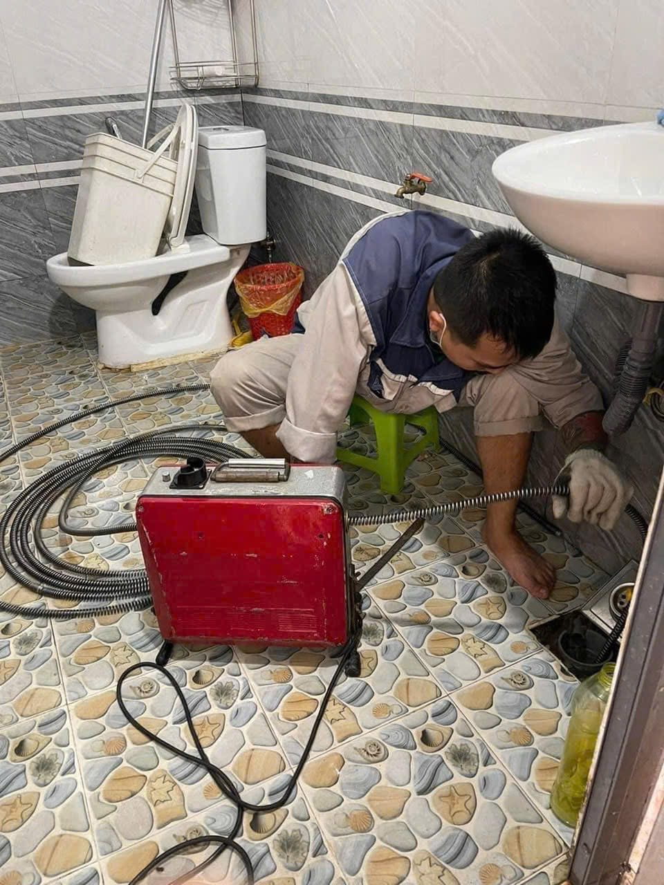 Thông tắc bồn cầu